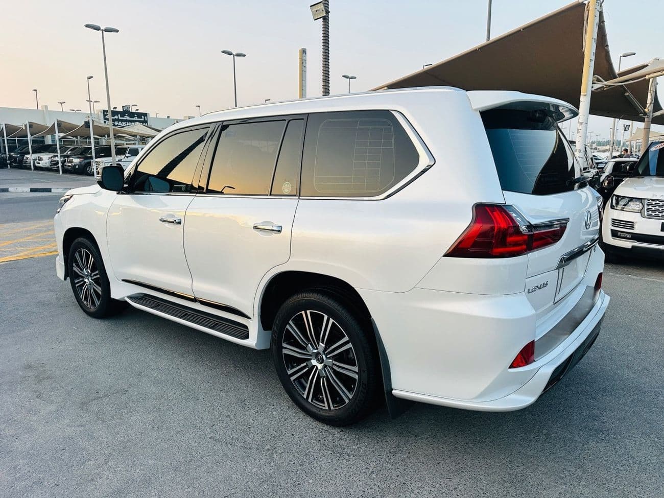 2020 Lexus LX570 SIGNATURE thumbnail 6