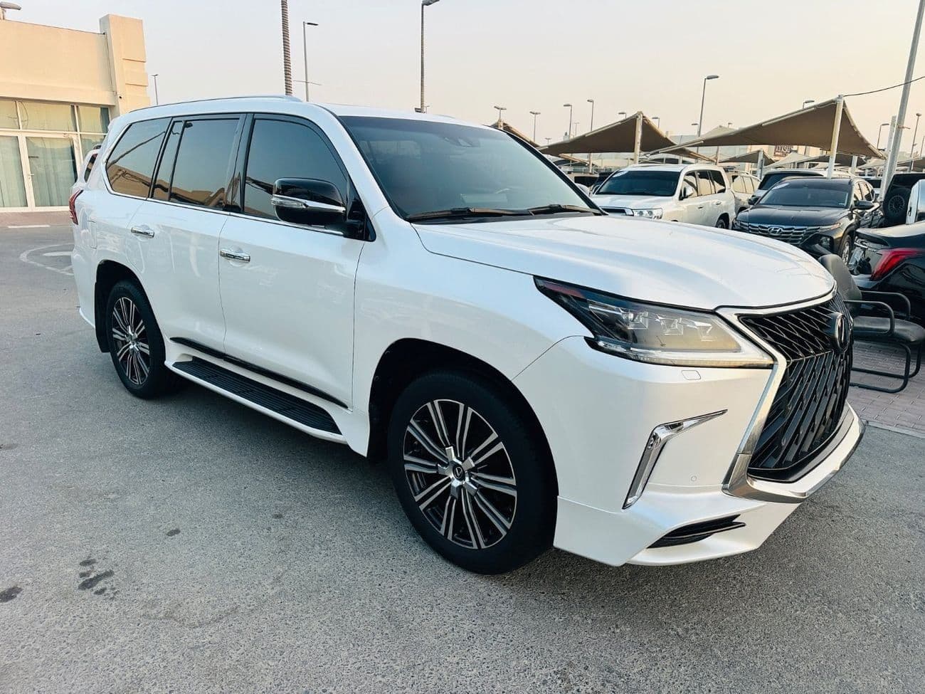 2020 Lexus LX570 SIGNATURE thumbnail 3