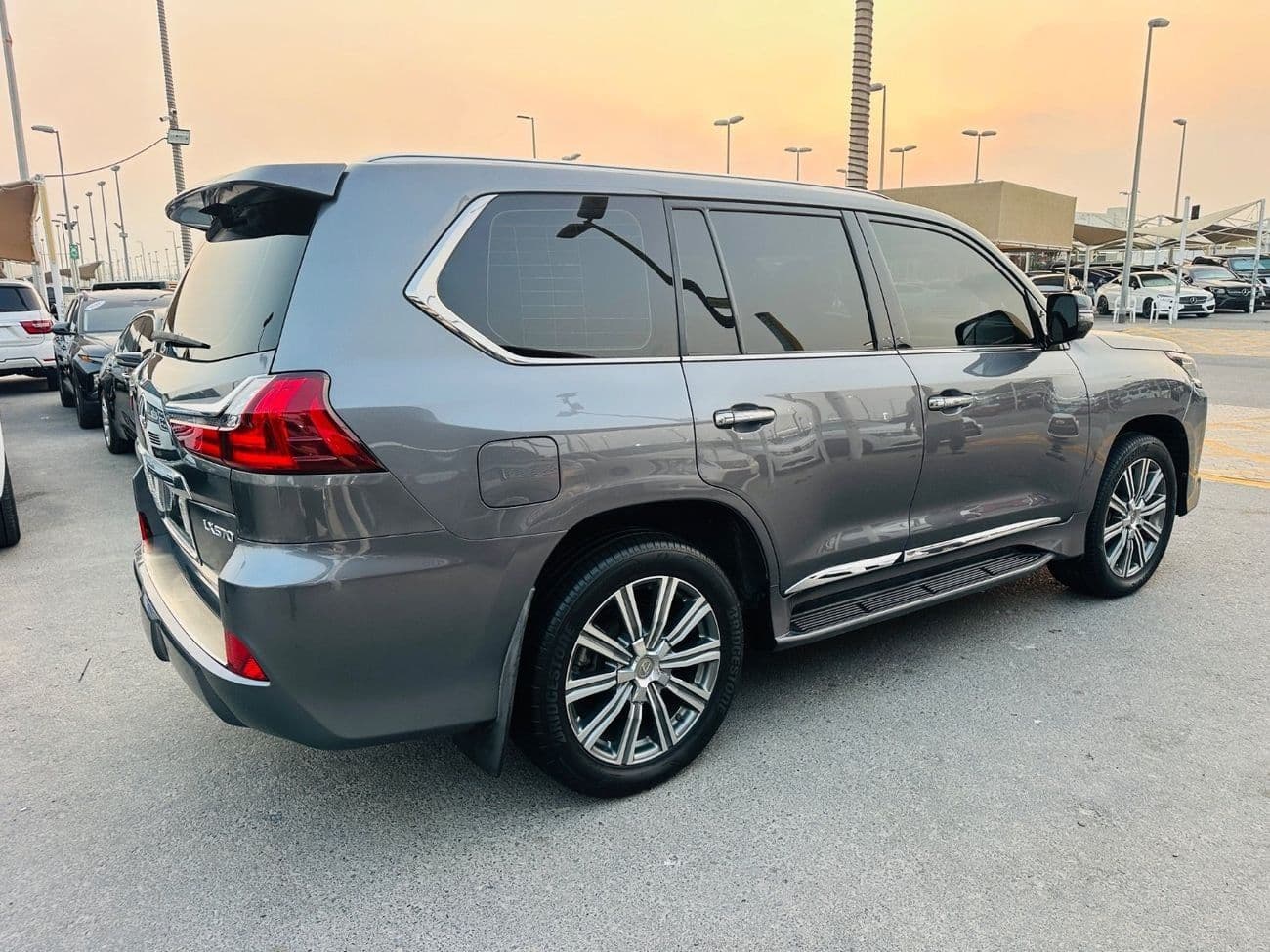 2017 Lexus LX570 PLATINUM thumbnail 4