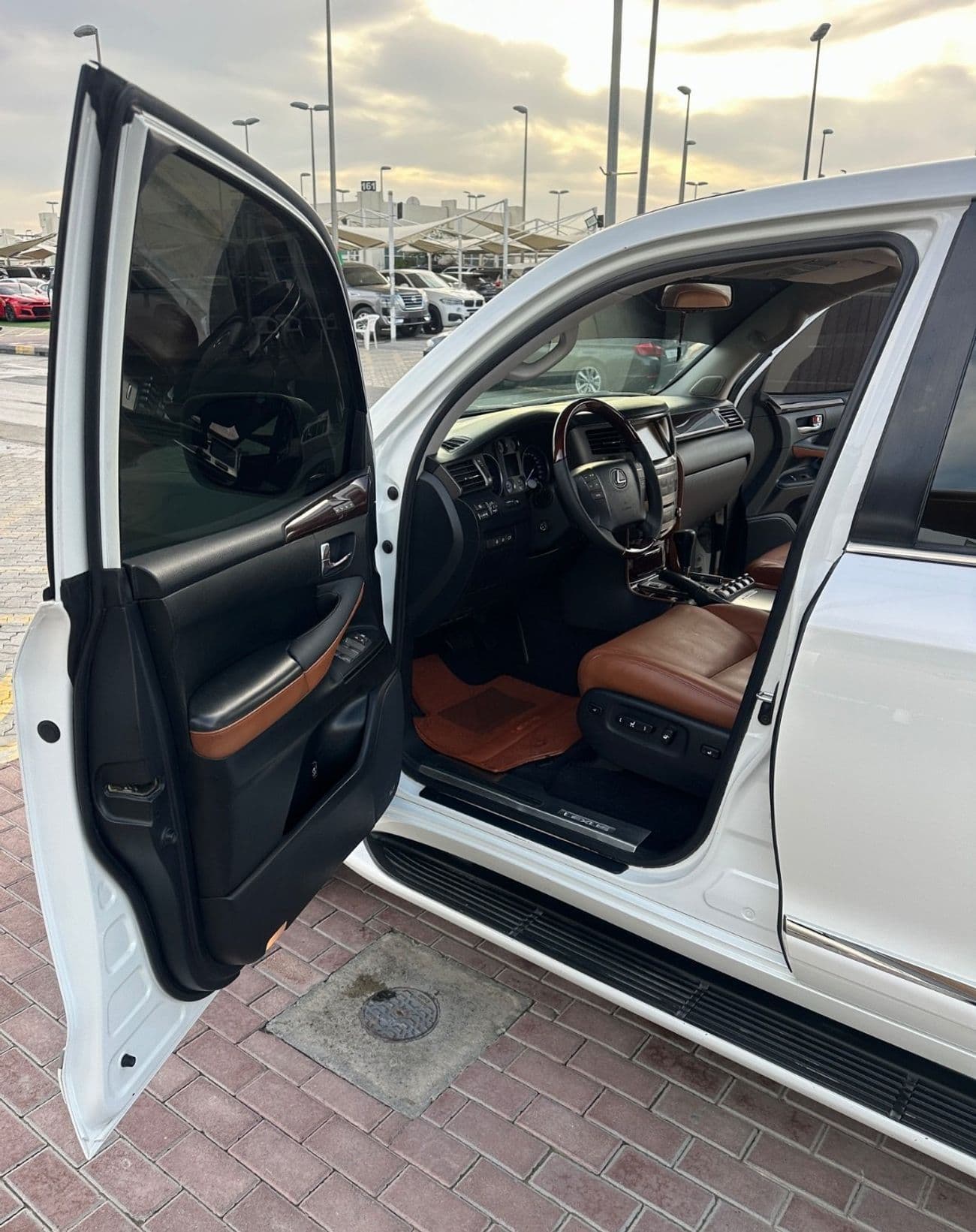 2011 Lexus LX570 TOP thumbnail 8