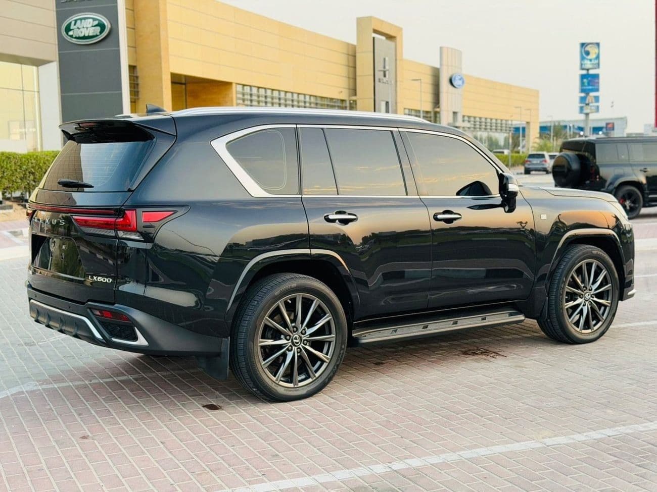 2023 Lexus LX600 F SPORT thumbnail 4