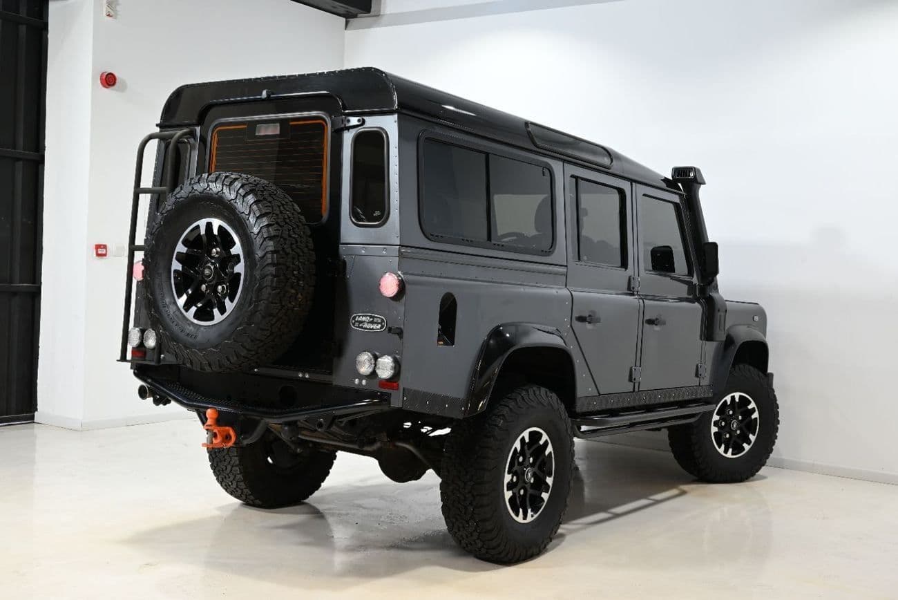 2016 Land Rover Defender 110 thumbnail 4
