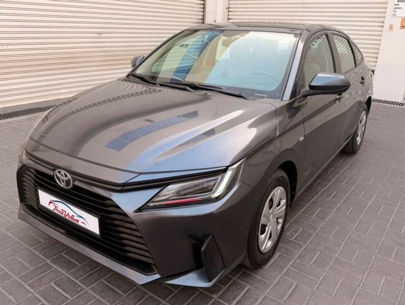 2023 Toyota Yaris E thumbnail 2