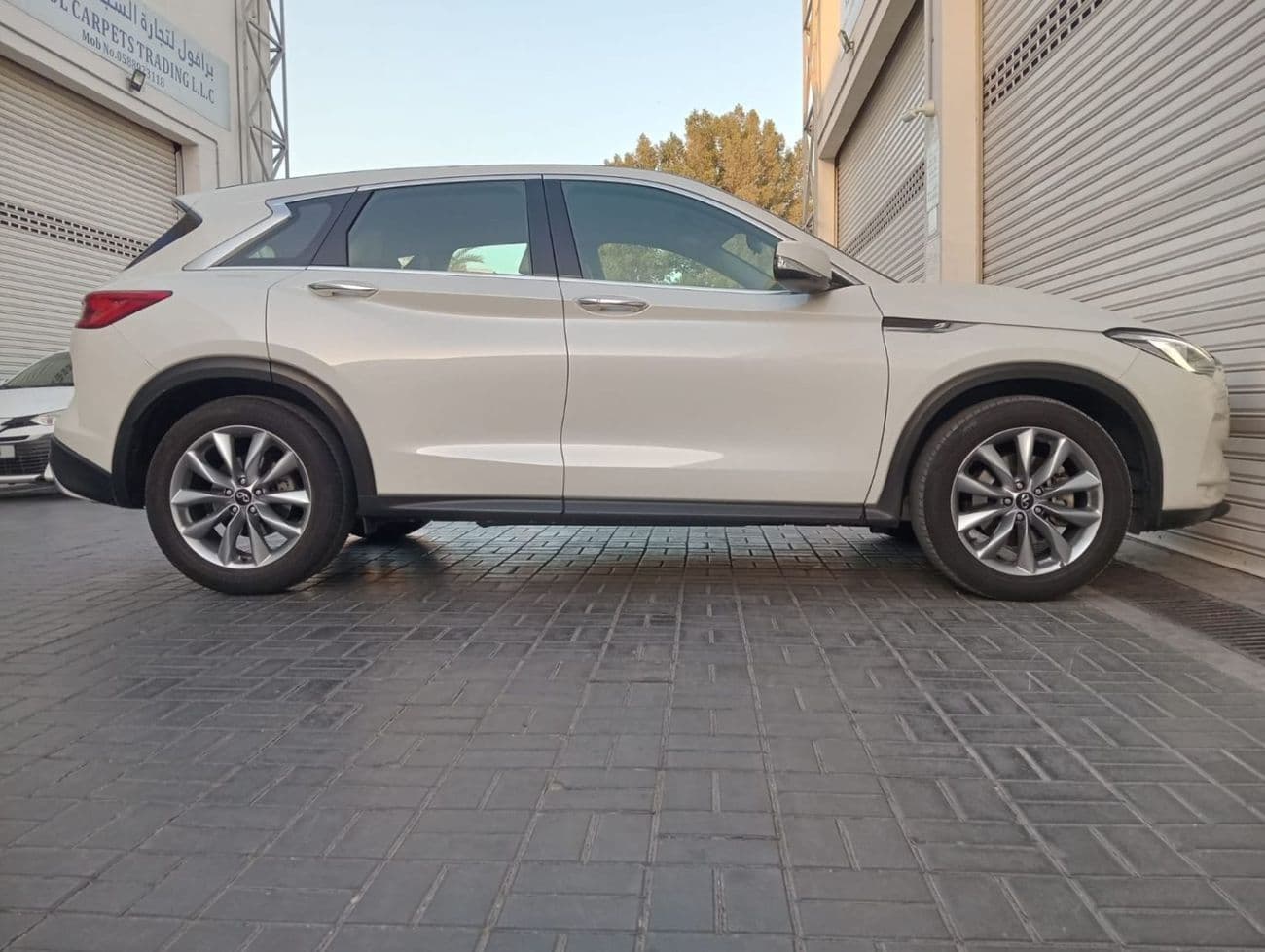 2021 Infiniti QX50 LUXE thumbnail 4