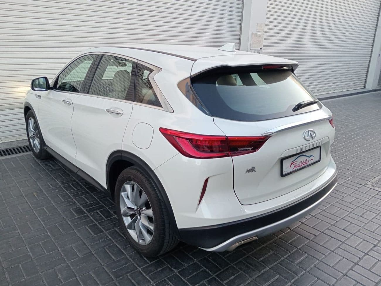 2021 Infiniti QX50 LUXE thumbnail 2