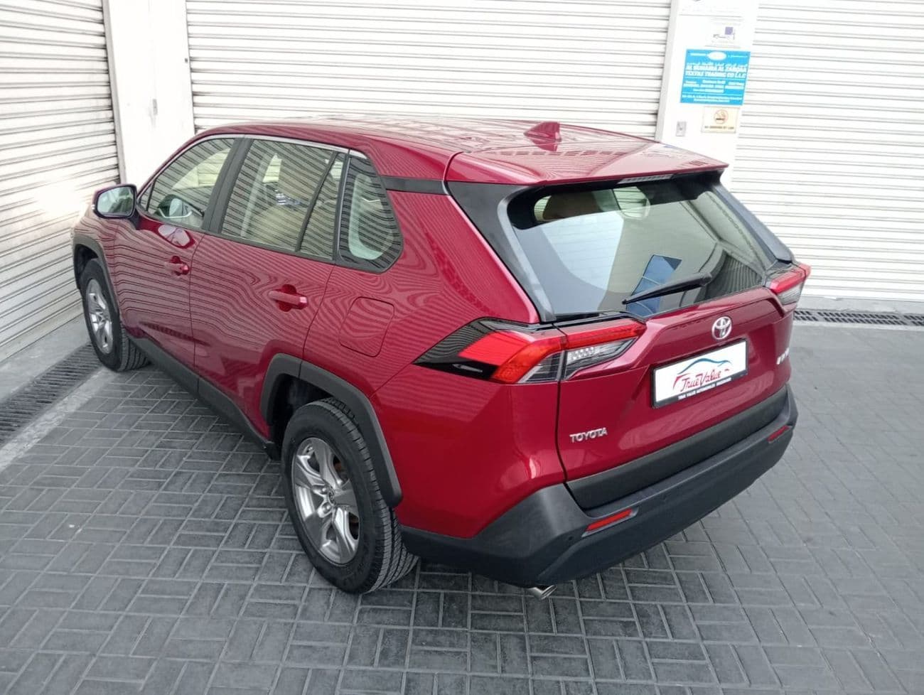 2022 Toyota RAV4 LE thumbnail 4