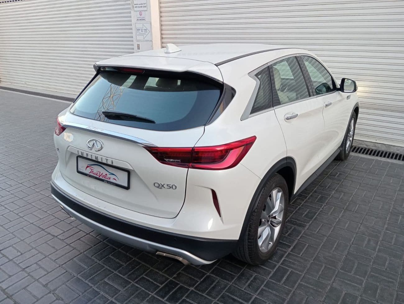 2021 Infiniti QX50 LUXE thumbnail 3
