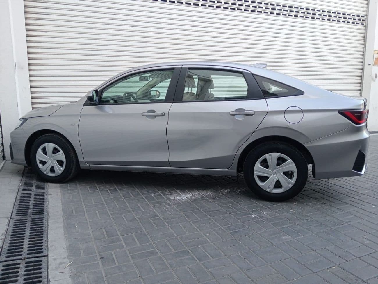 2023 Toyota Yaris E thumbnail 5