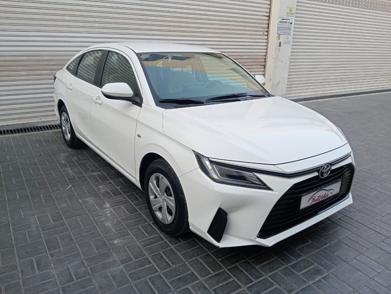 2023 Toyota Yaris E thumbnail 2