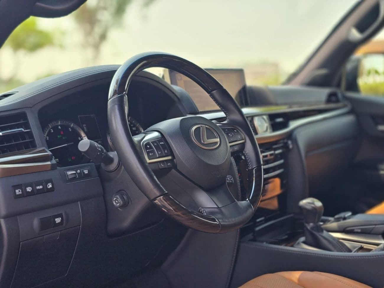 2021 Lexus LX570 SIGNATURE thumbnail 5