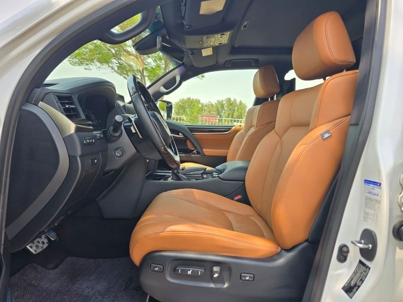 2021 Lexus LX570 SIGNATURE thumbnail 4