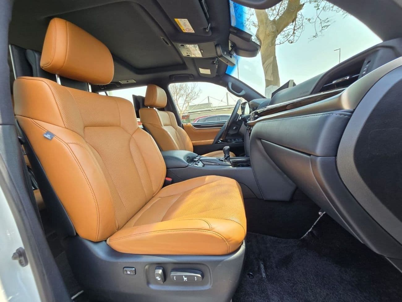 2021 Lexus LX570 SIGNATURE thumbnail 7