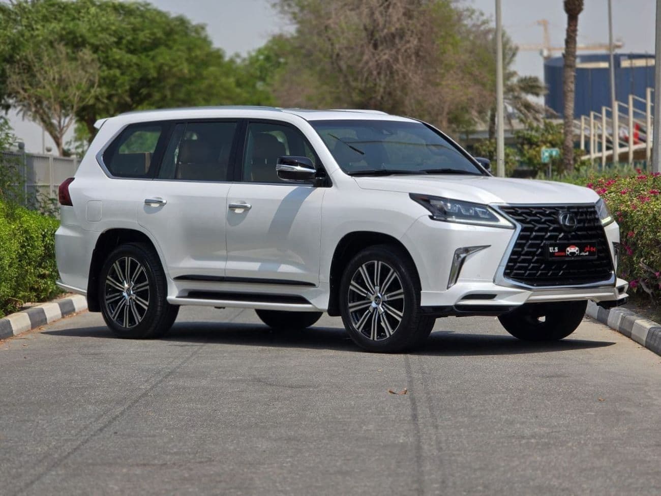 2021 Lexus LX570 SIGNATURE thumbnail 3