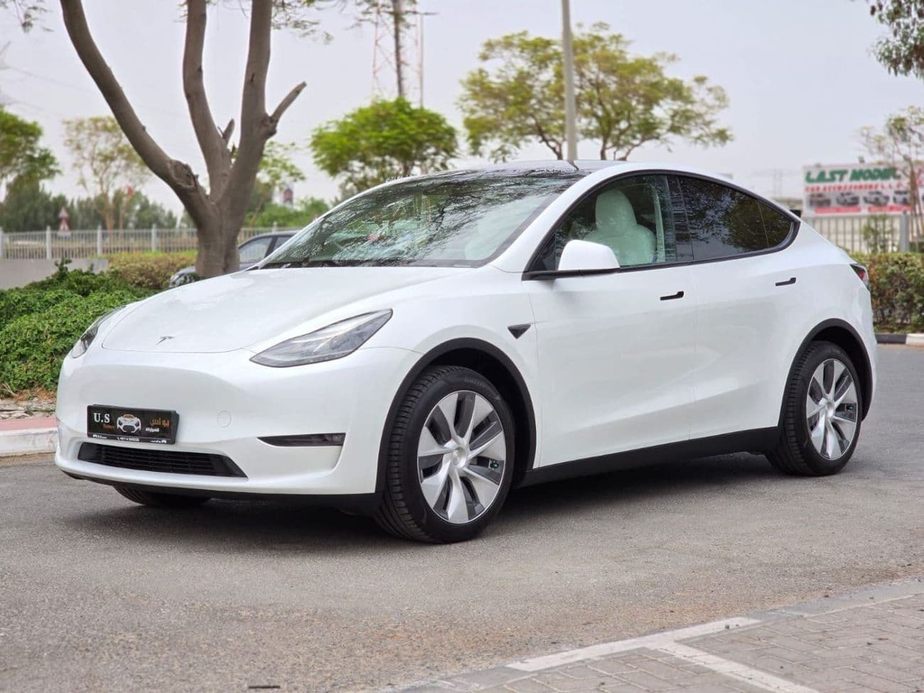 2024 Tesla Model Y LONG RANGE thumbnail 2