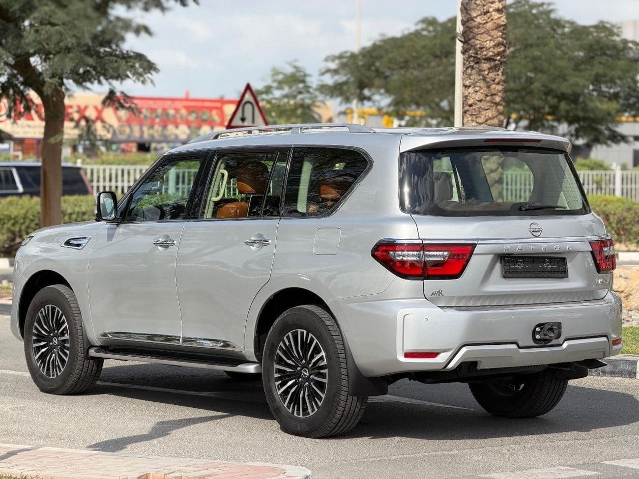 2022 Nissan Patrol SE PLATINUM CITY thumbnail 6