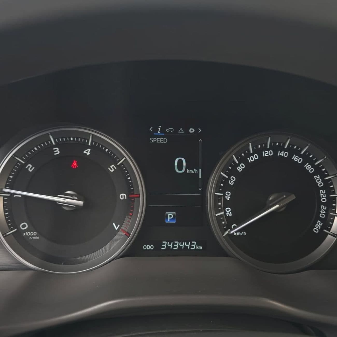 2018 Toyota Land Cruiser VXR thumbnail 3
