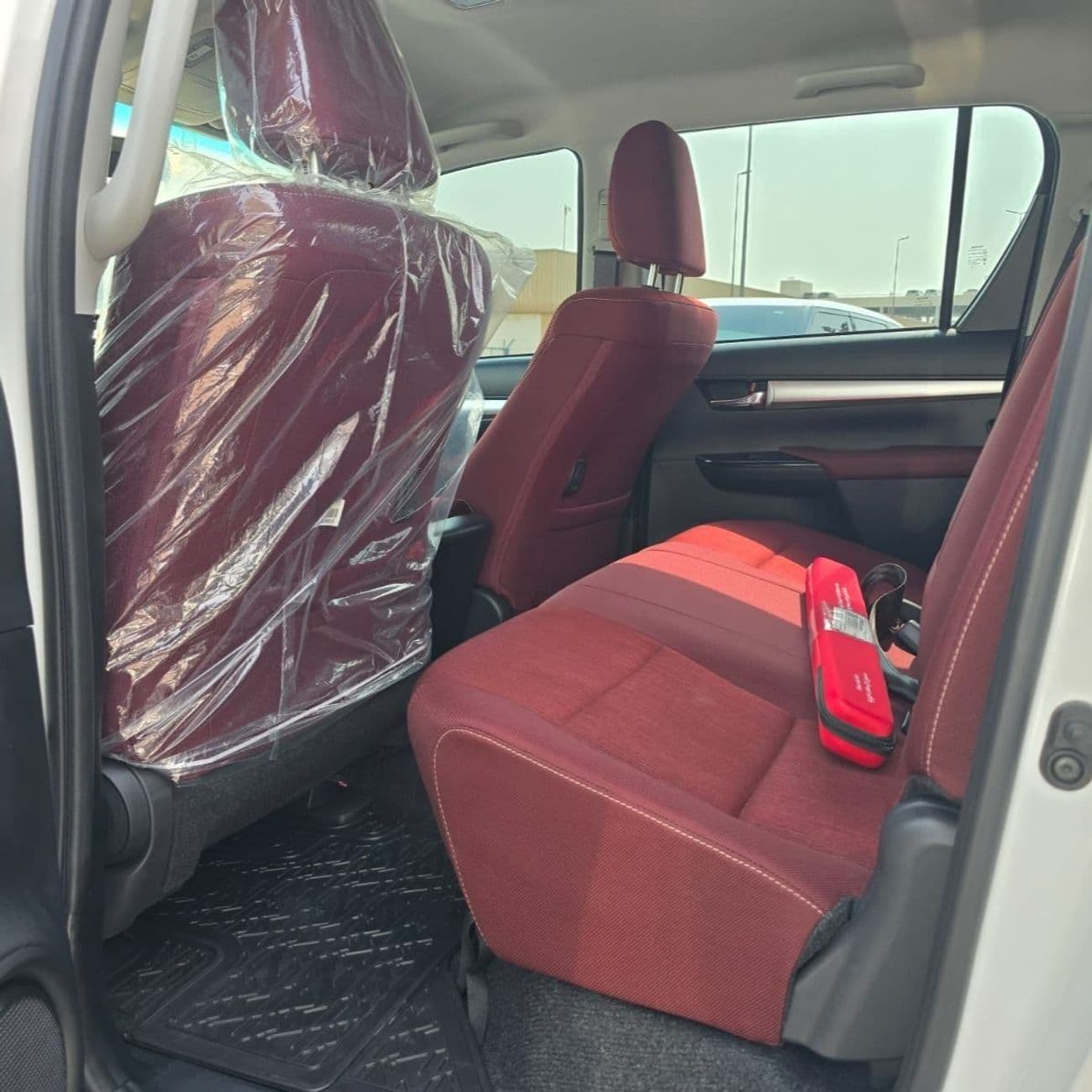 2025 Toyota Hilux SR5 2.7 PETROL MANUAL DOUBLE CABIN thumbnail 5