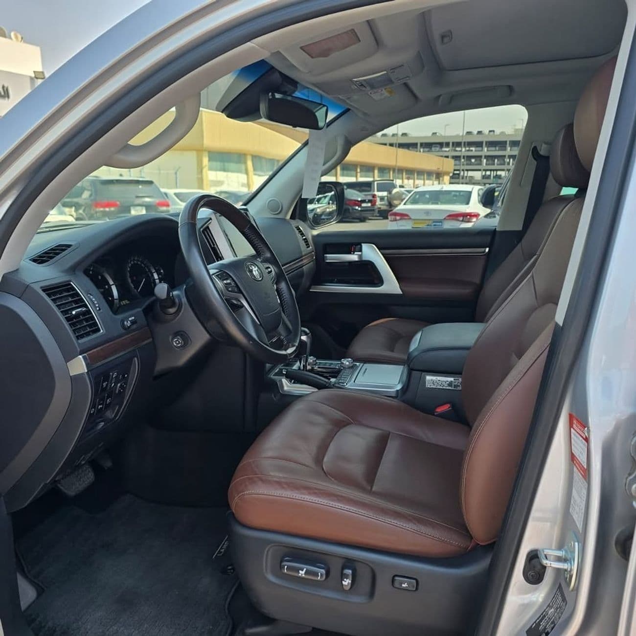 2020 Toyota Land Cruiser VXR thumbnail 2