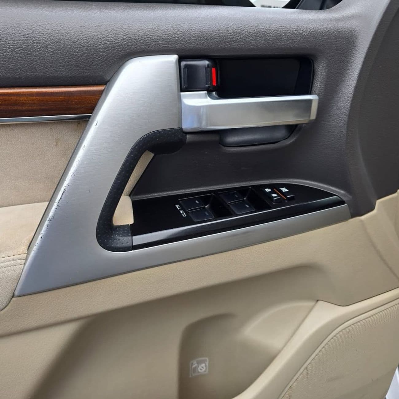 2018 Toyota Land Cruiser VXR thumbnail 5