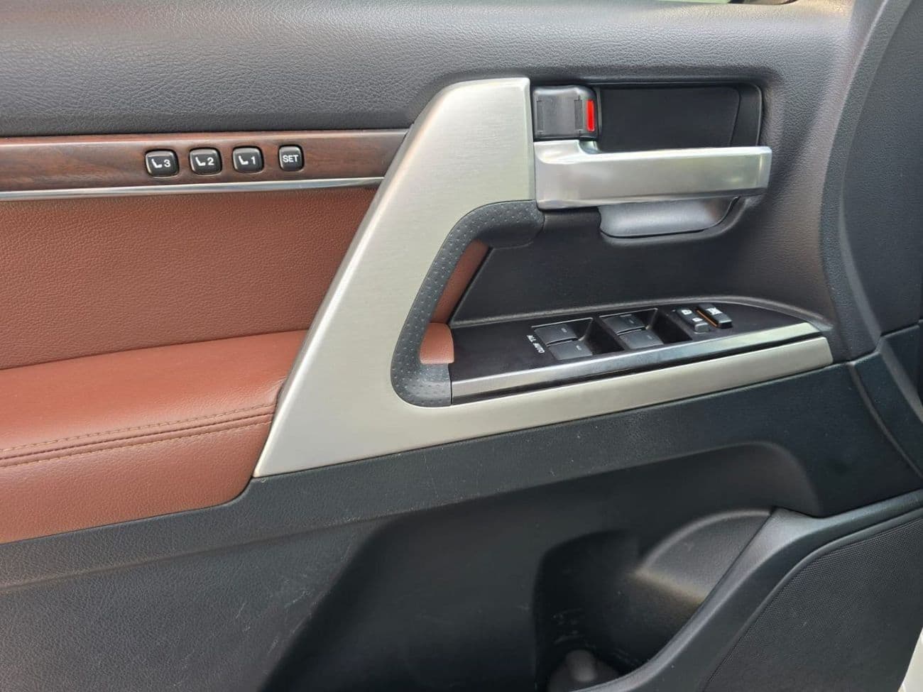 2021 Toyota Land Cruiser VXR thumbnail 5