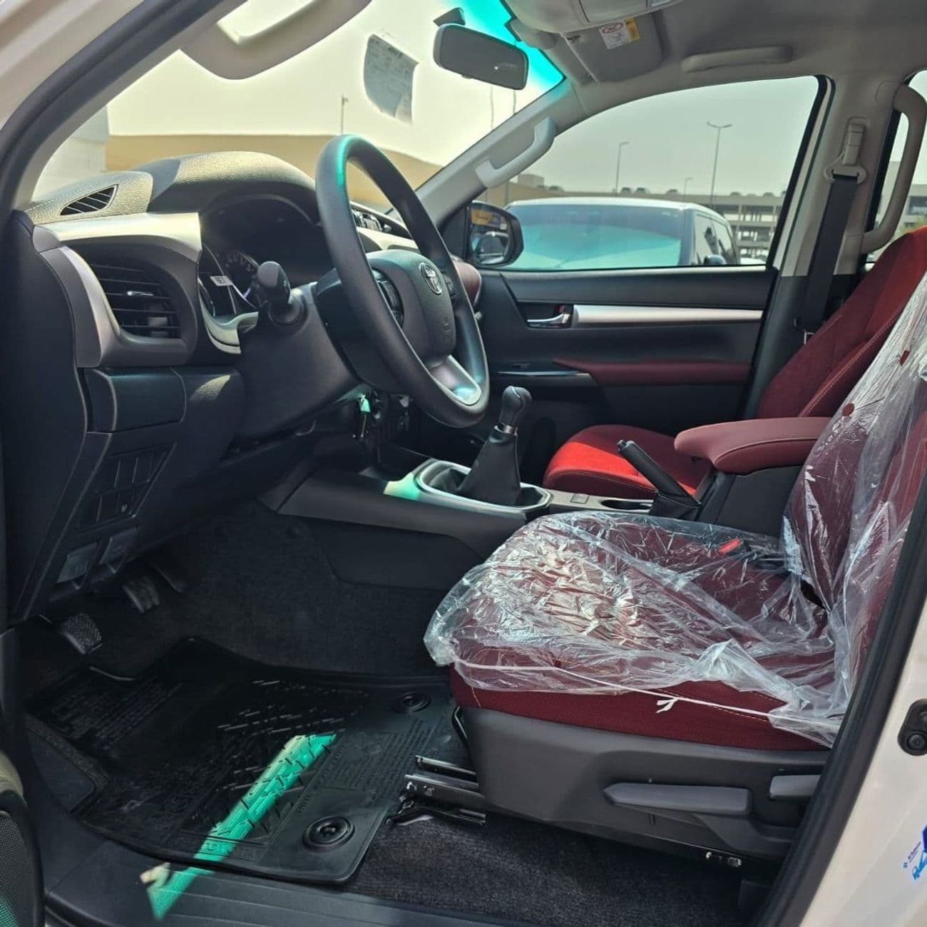 2025 Toyota Hilux SR5 2.7 PETROL MANUAL DOUBLE CABIN thumbnail 2