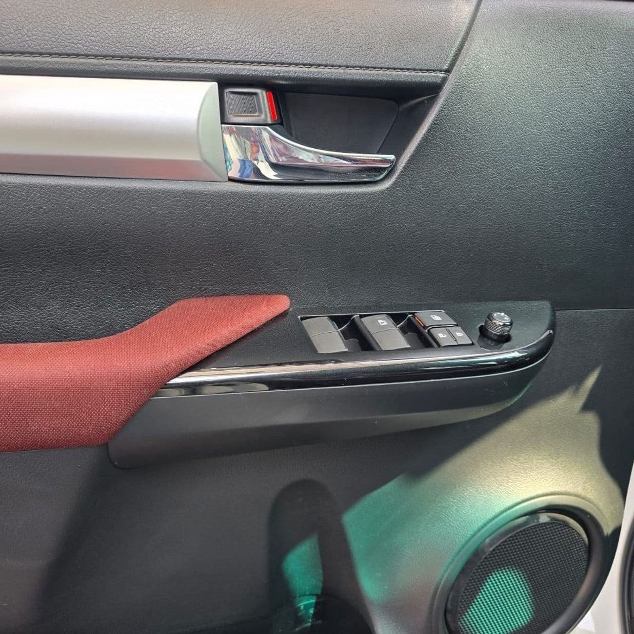 2025 Toyota Hilux SR5 2.7 PETROL MANUAL DOUBLE CABIN thumbnail 4