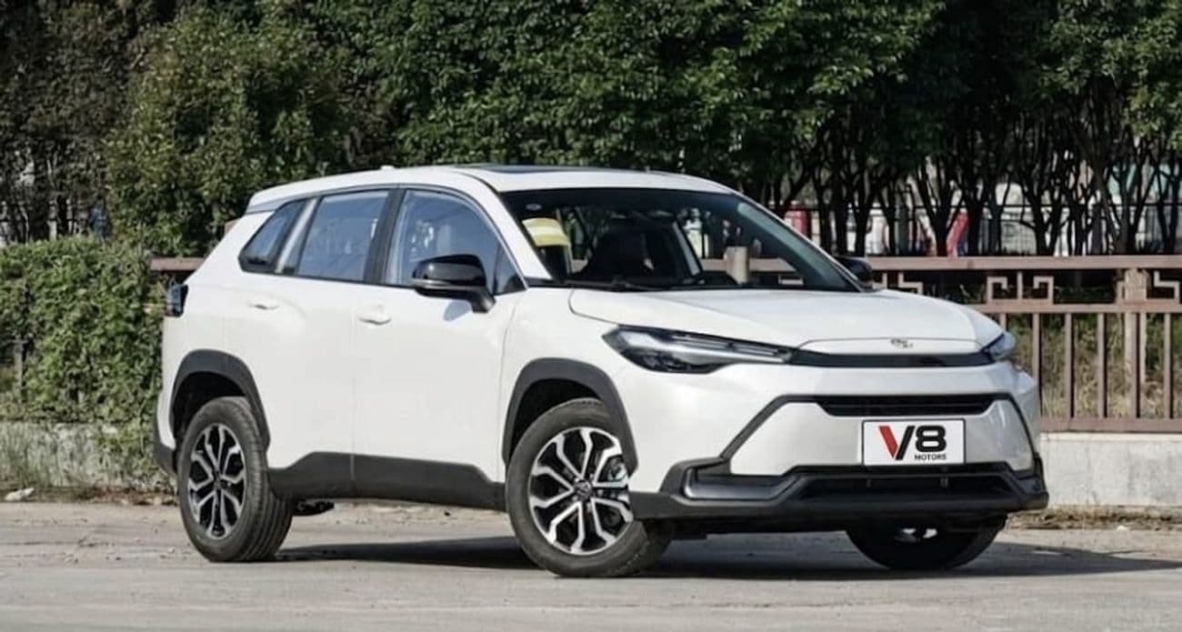 2026 Toyota Frontlander Luxury thumbnail 2