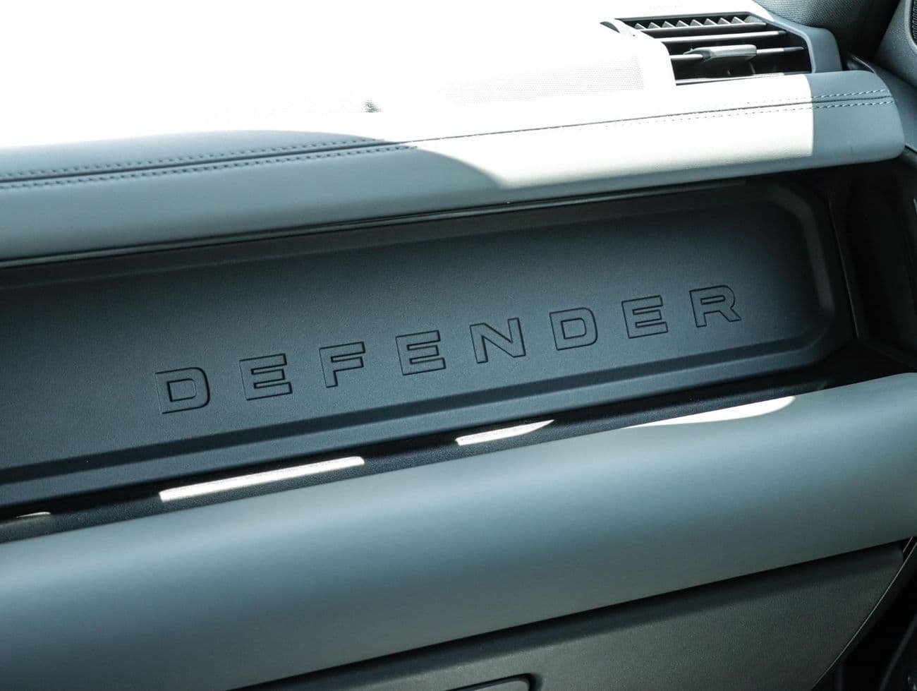 2026 Land Rover Defender 110 thumbnail 7
