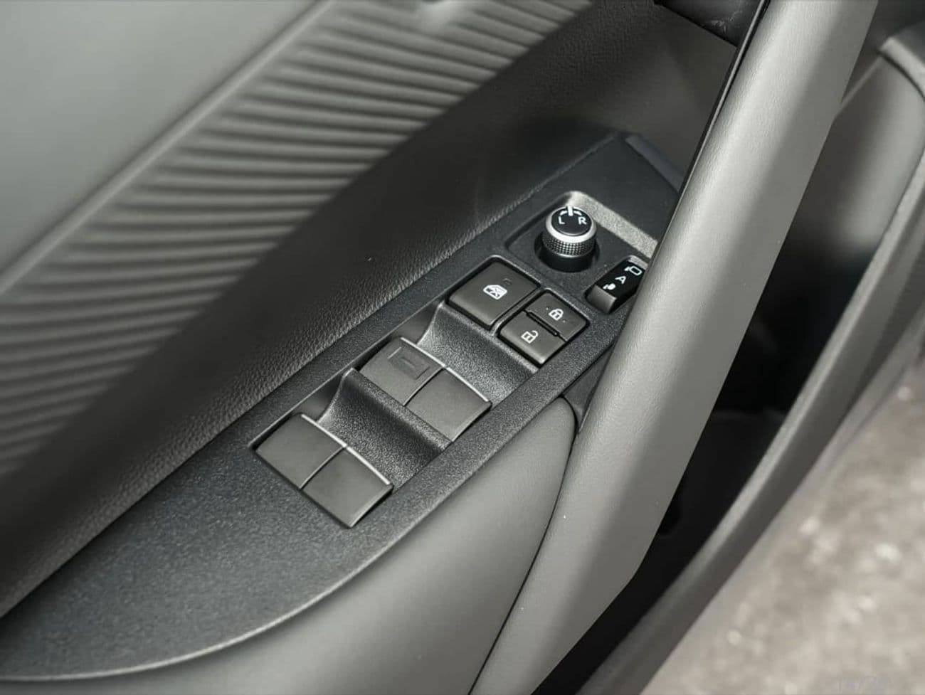 2026 Toyota Frontlander Luxury thumbnail 6