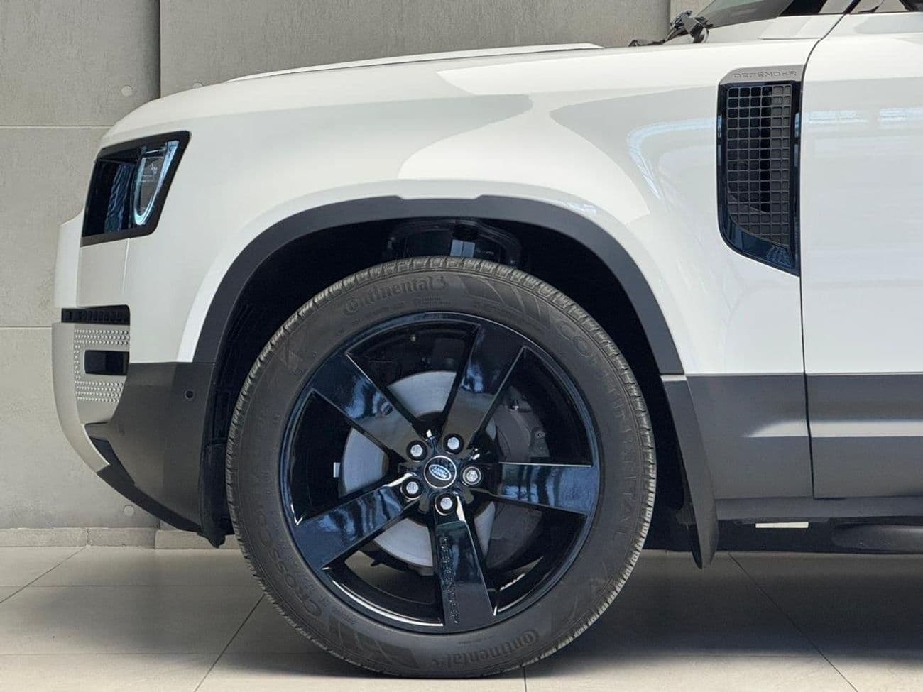 2024 Land Rover Defender thumbnail 5