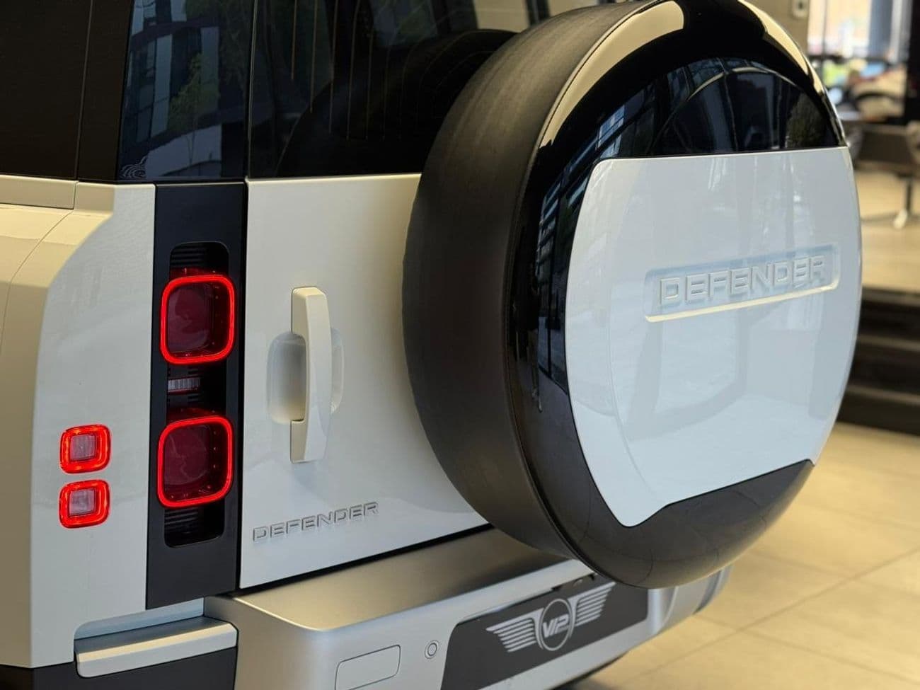 2024 Land Rover Defender thumbnail 8