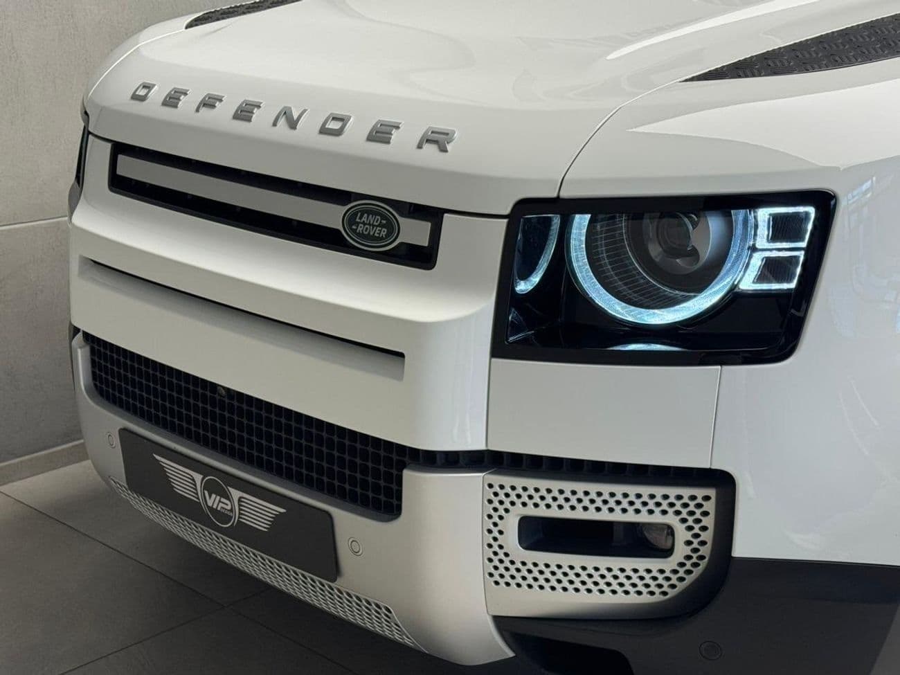2024 Land Rover Defender thumbnail 2