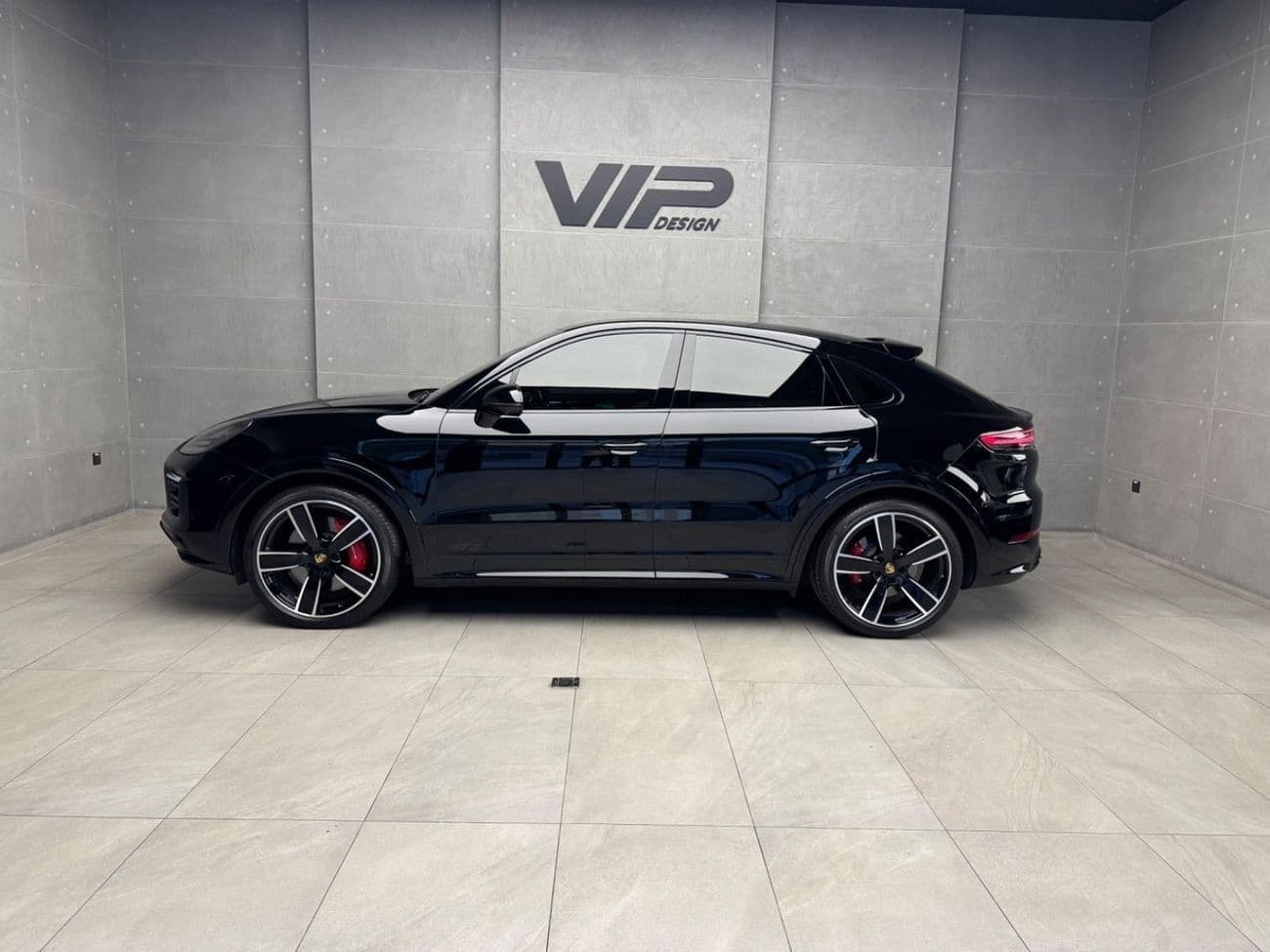 2023 Porsche Cayenne GTS thumbnail 3