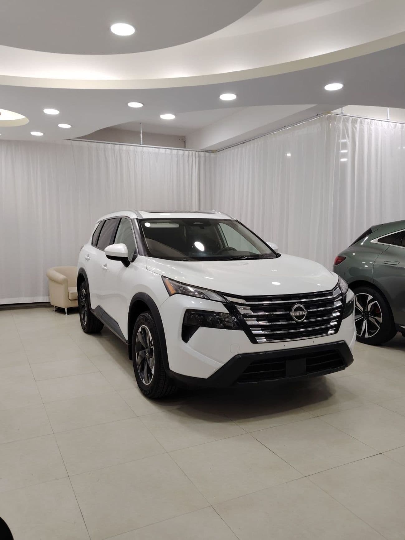 2025 Nissan Rogue PLATINUM thumbnail 3