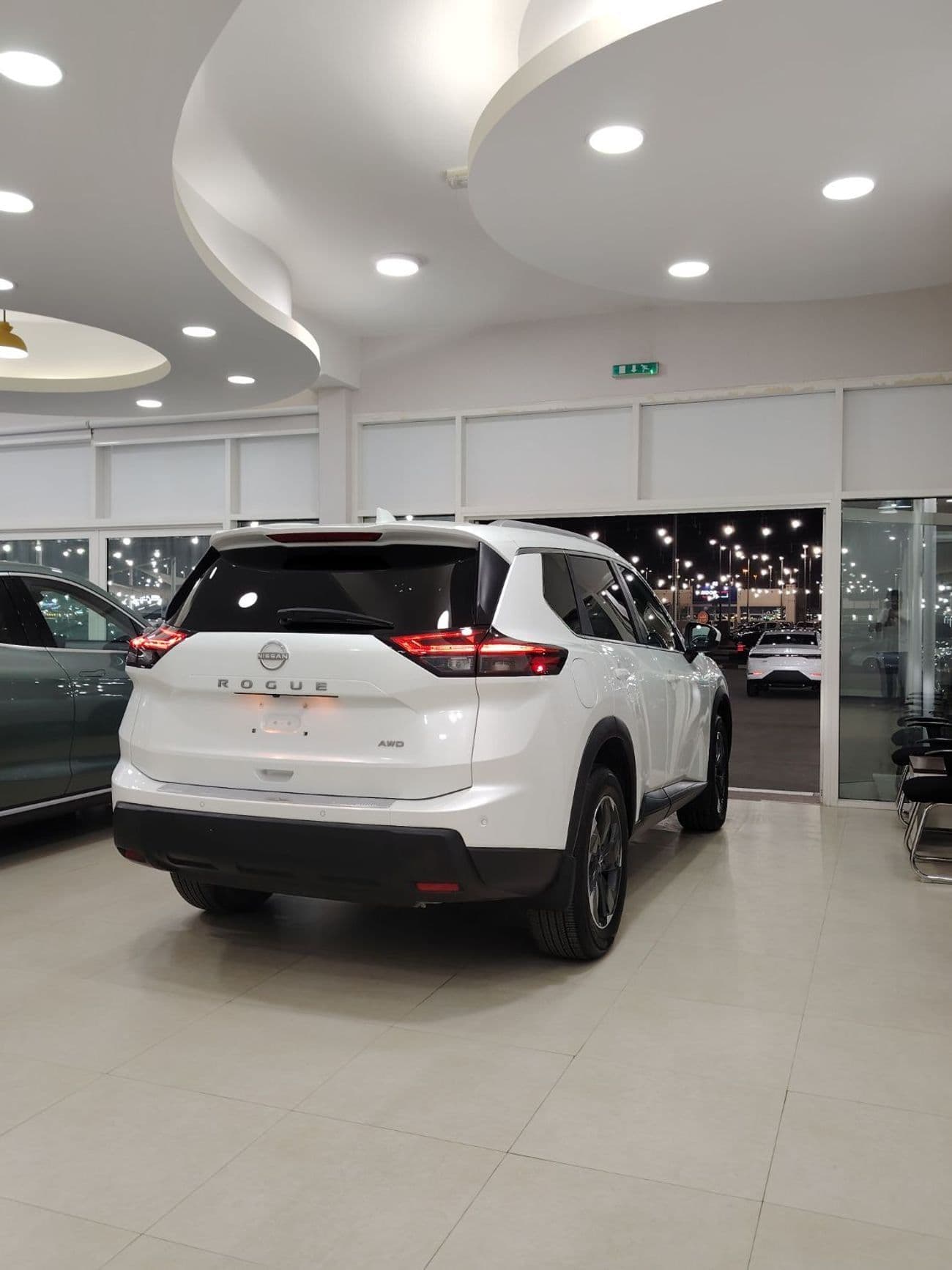 2025 Nissan Rogue PLATINUM thumbnail 4