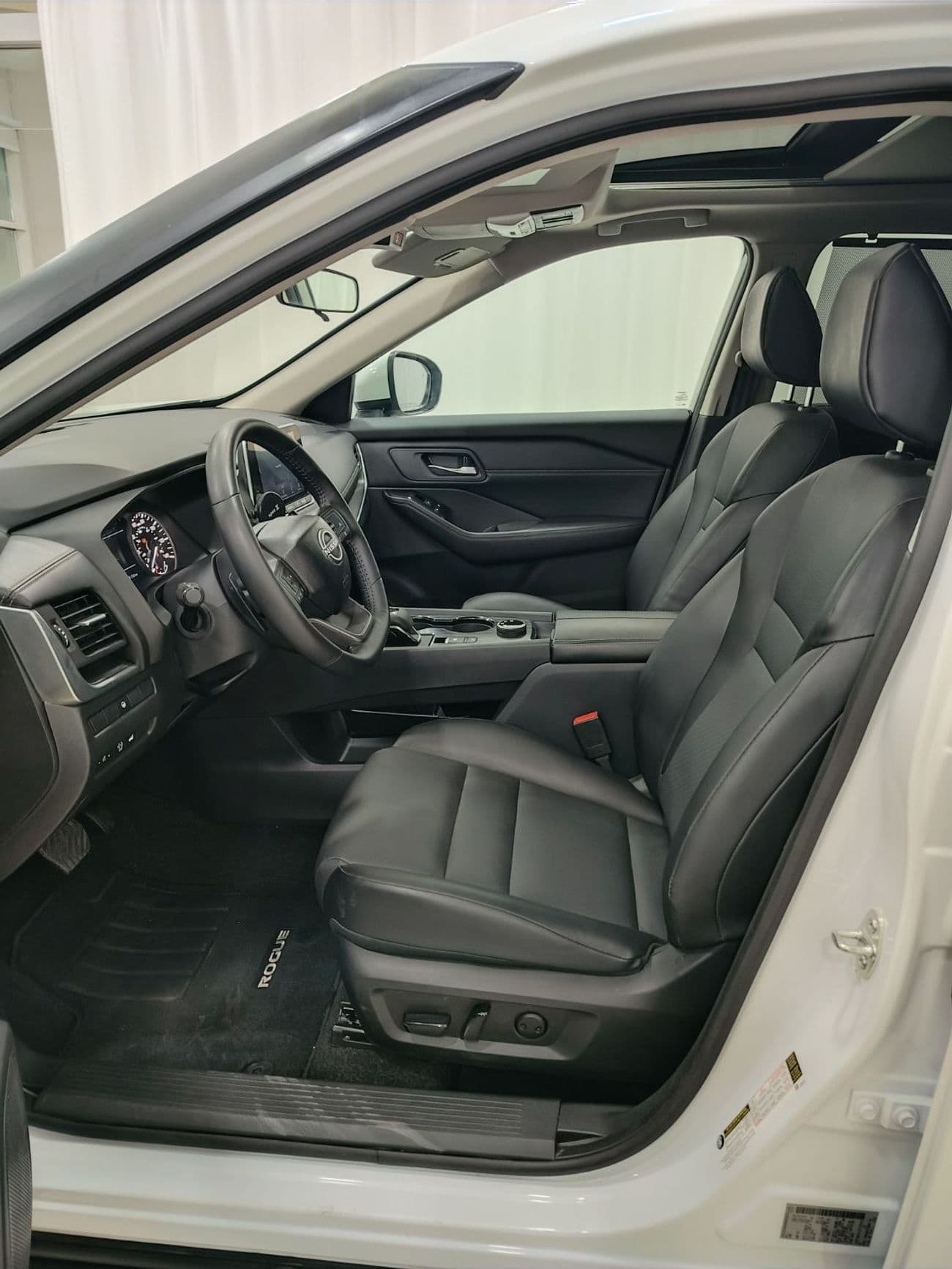 2025 Nissan Rogue PLATINUM thumbnail 8