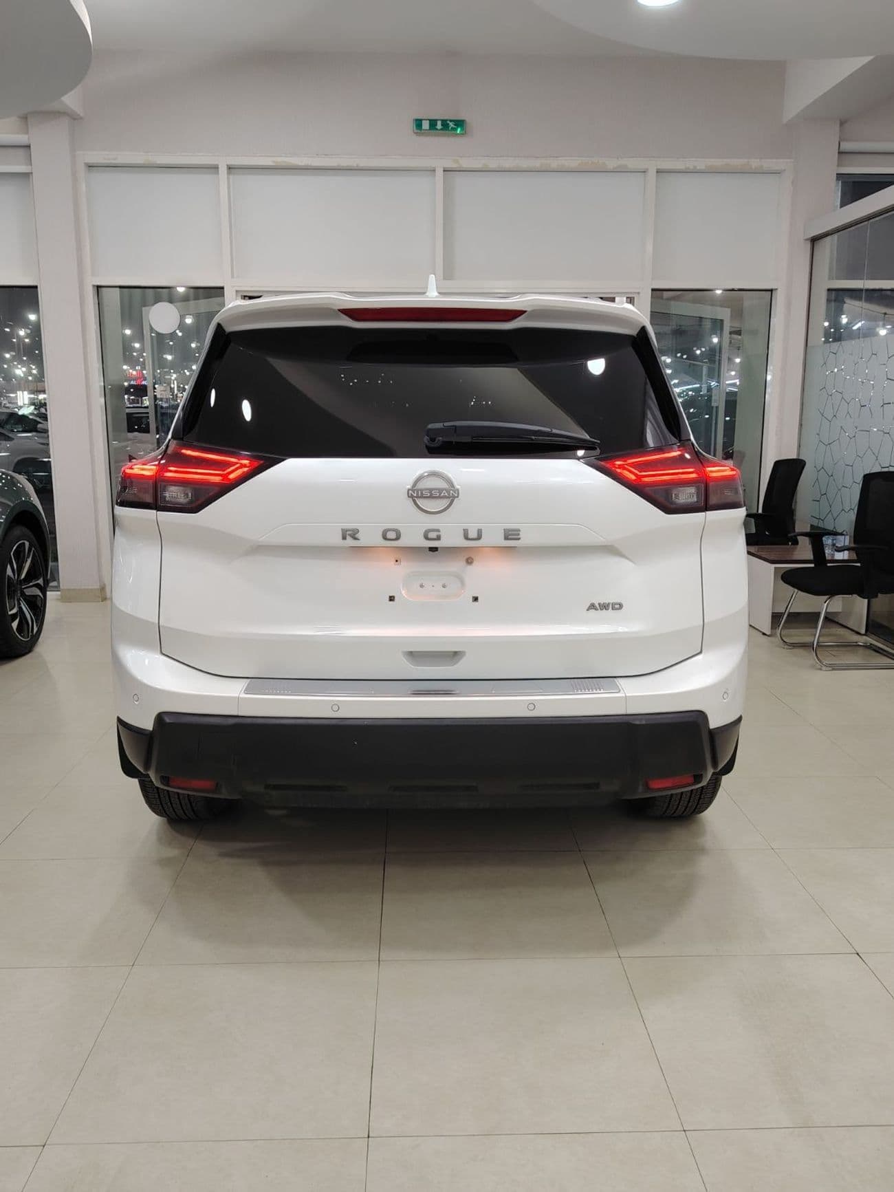 2025 Nissan Rogue PLATINUM thumbnail 5