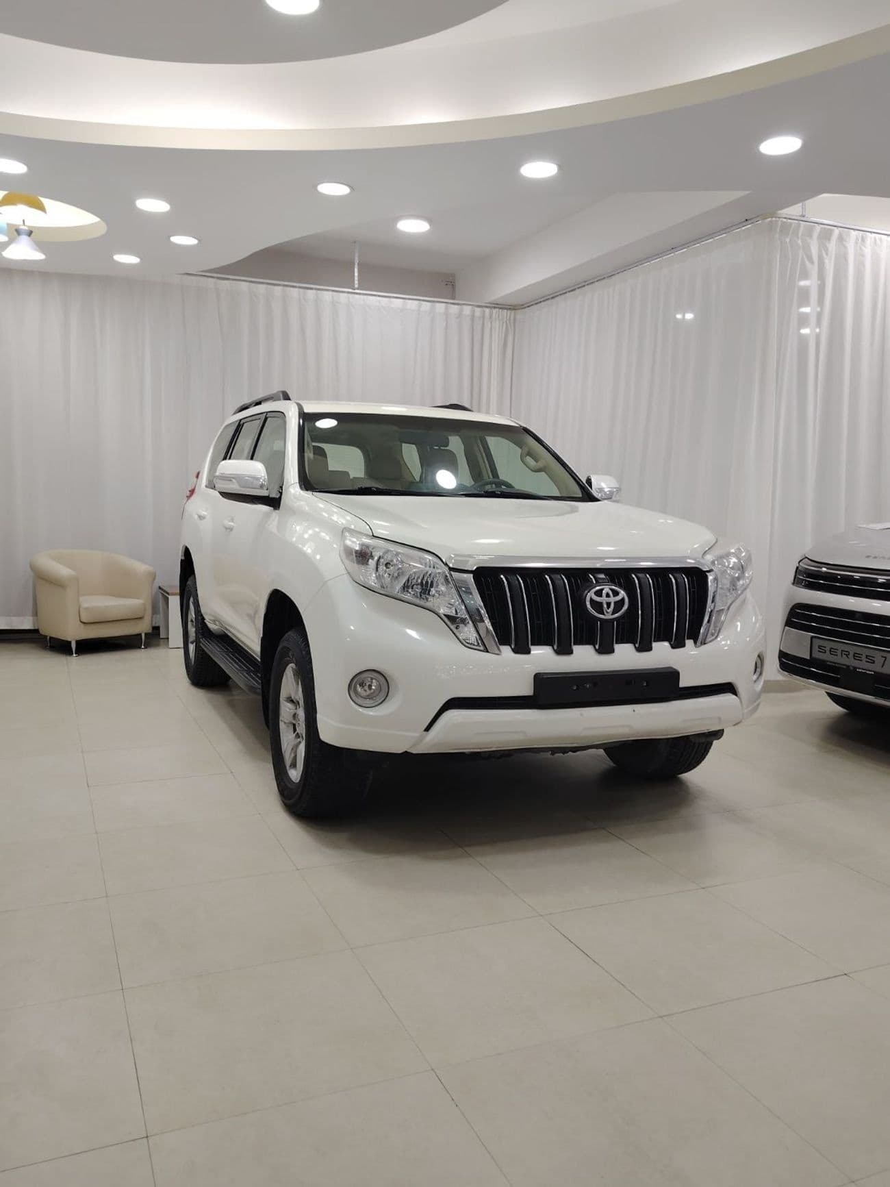2015 Toyota Prado GXR thumbnail 3