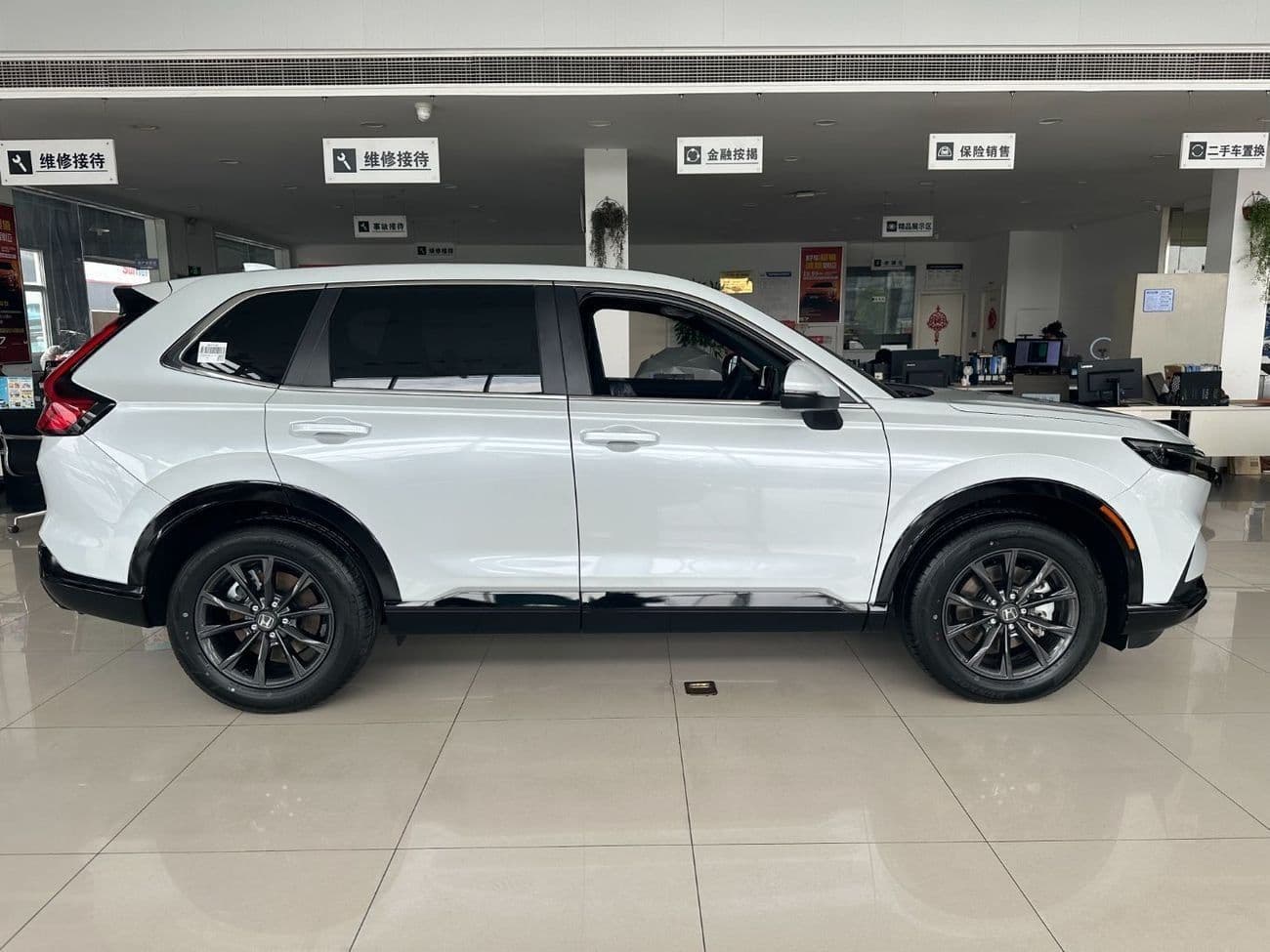 2025 Honda CR V thumbnail 4