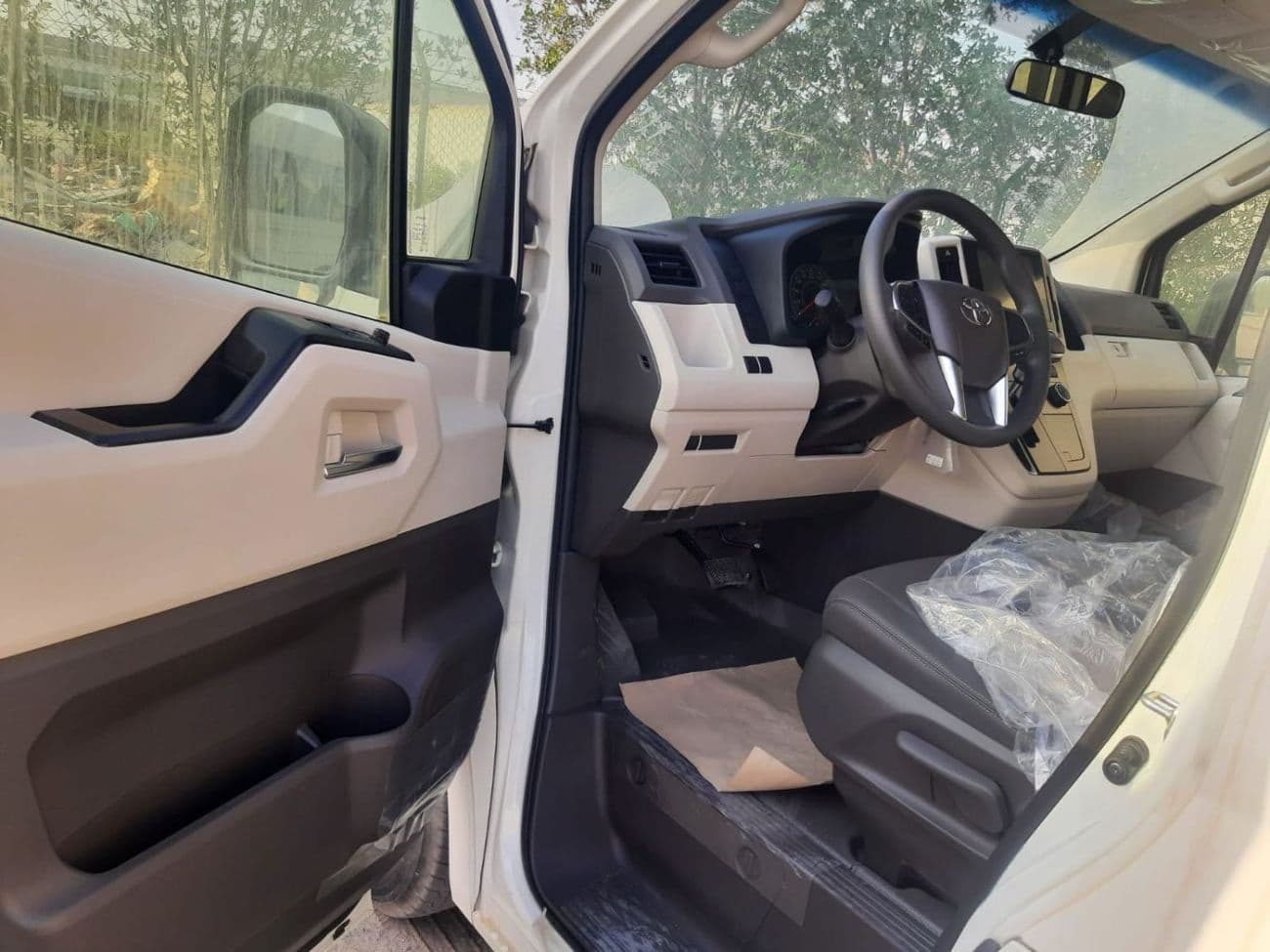 2026 Toyota Hiace GL thumbnail 6