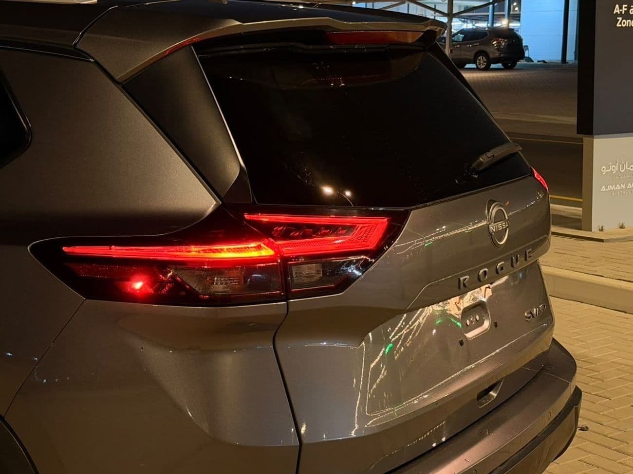 2024 Nissan Rogue PLATINUM thumbnail 3