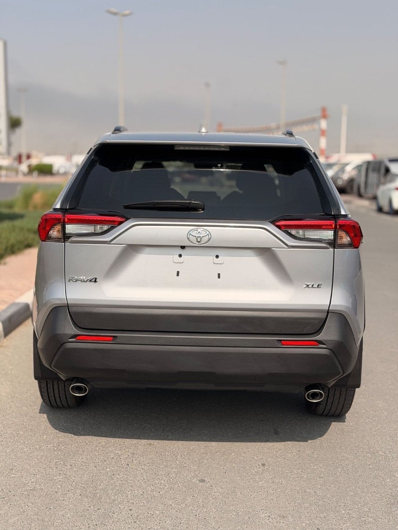 2025 Toyota RAV4 XLE thumbnail 4
