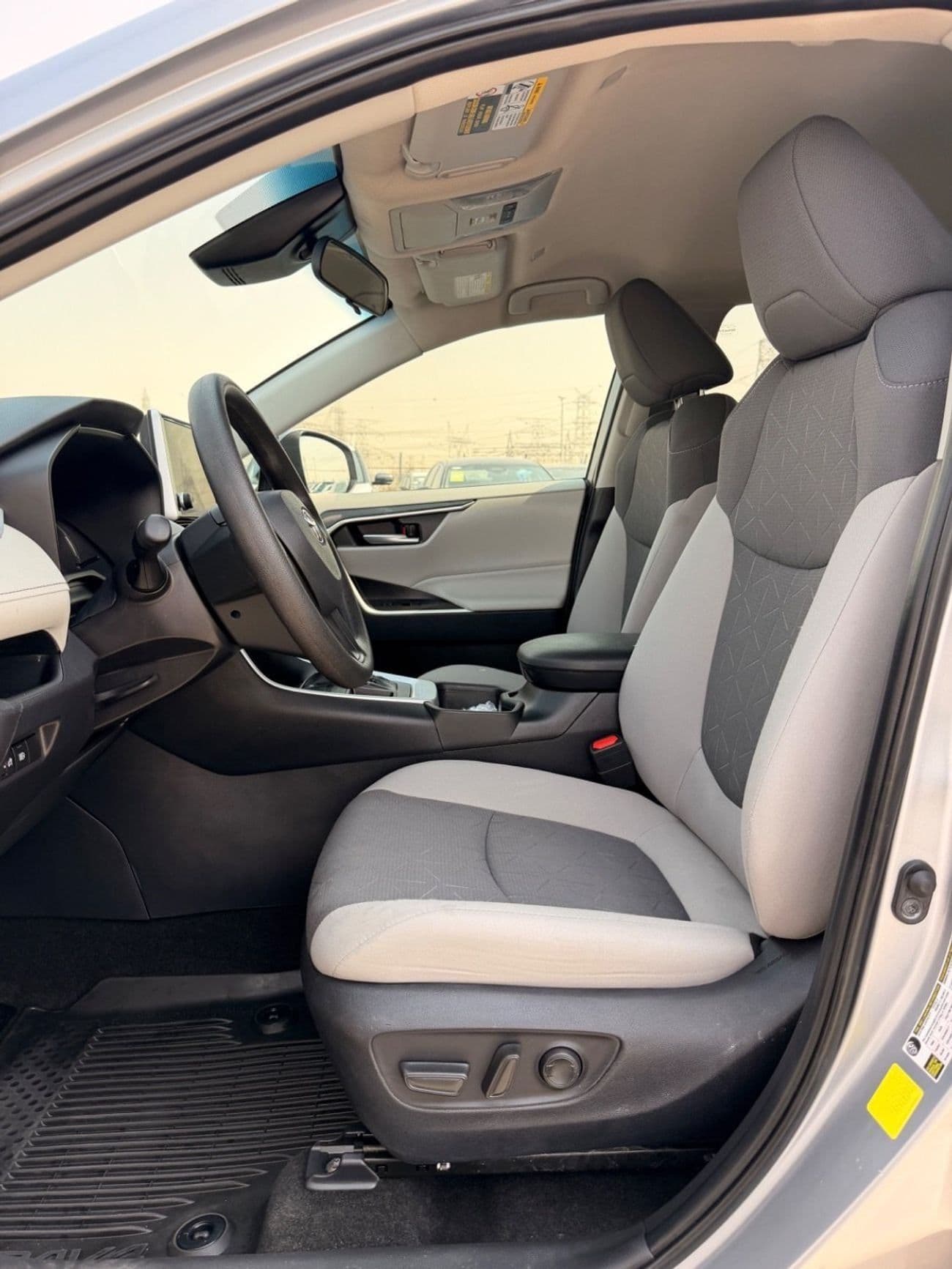 2025 Toyota RAV4 XLE thumbnail 6