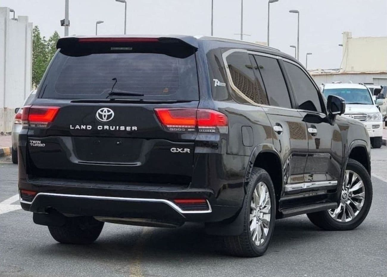 2018 Toyota Land Cruiser thumbnail 3