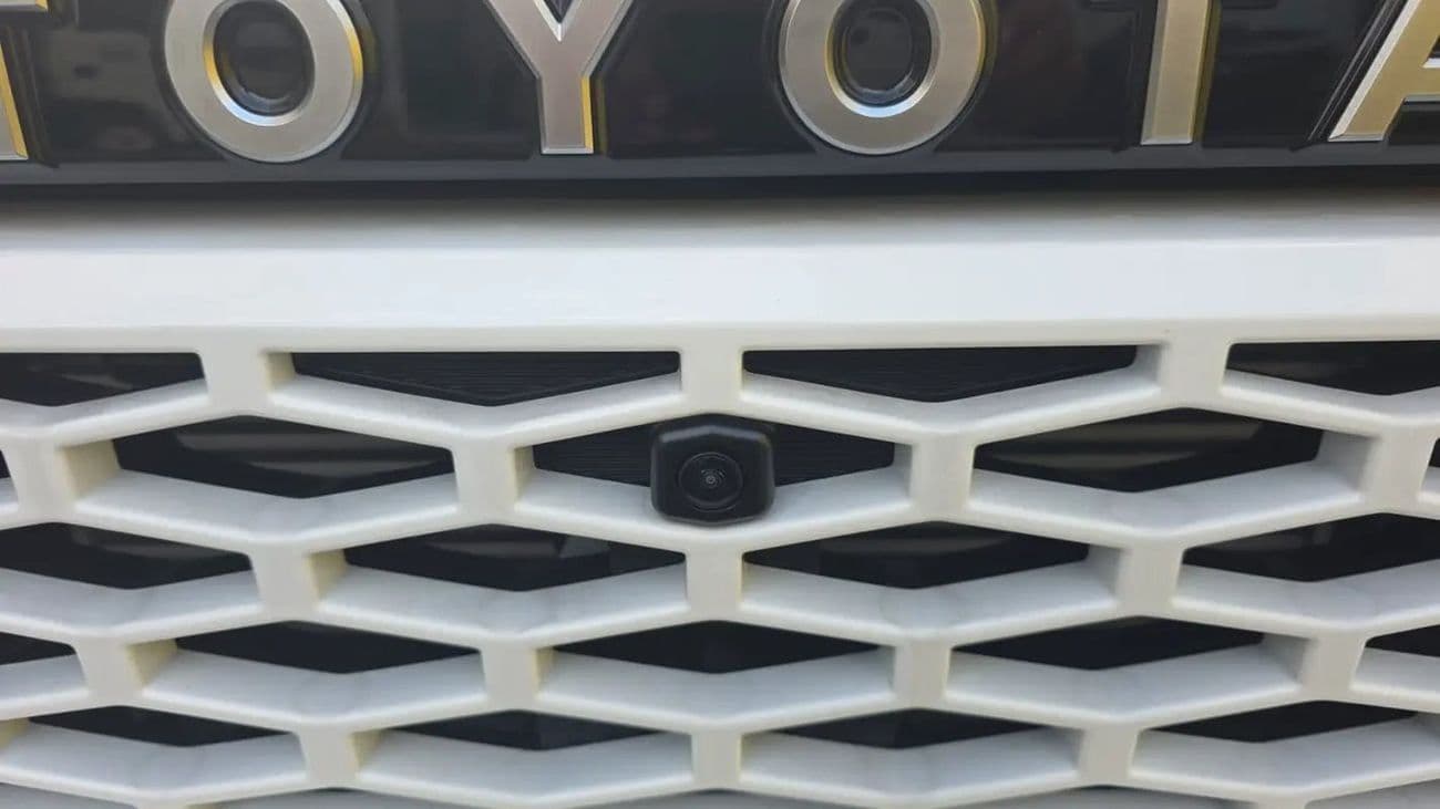 2026 Toyota Hilux Hilux E 2.8L MT thumbnail 3