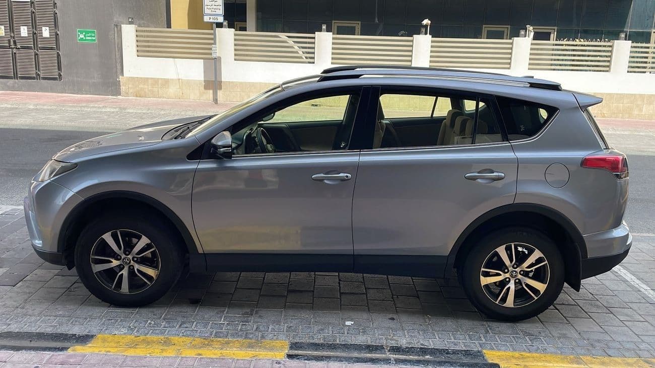 2018 Toyota RAV4 EX thumbnail 4