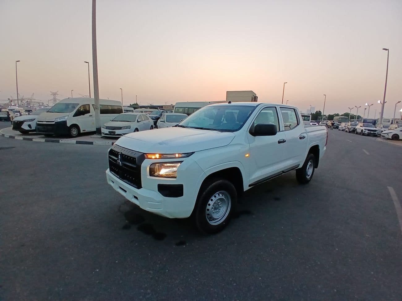 2026 Mitsubishi L200 GLX thumbnail 3