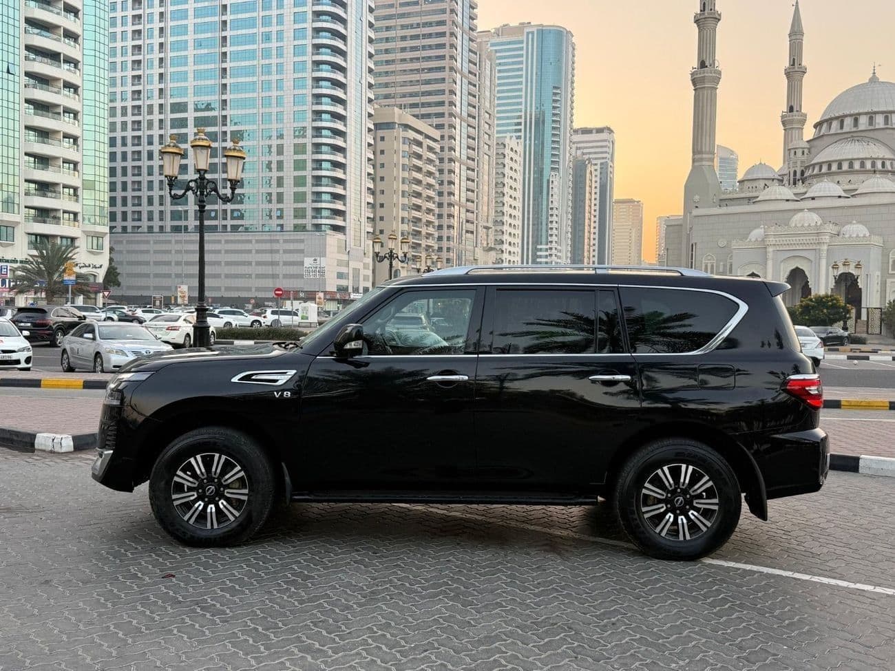 2023 Nissan Patrol LE TITANIUM thumbnail 5