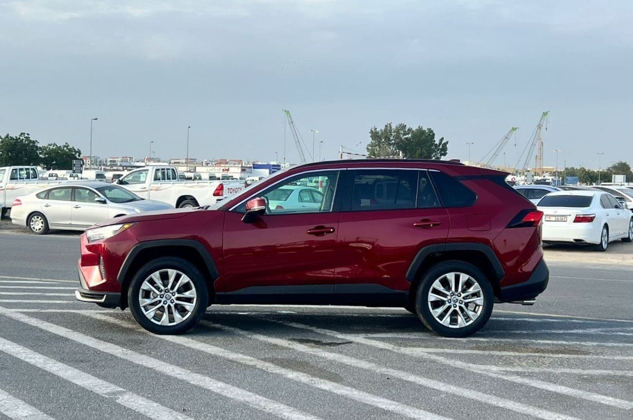 2025 Toyota RAV4 XLE thumbnail 4