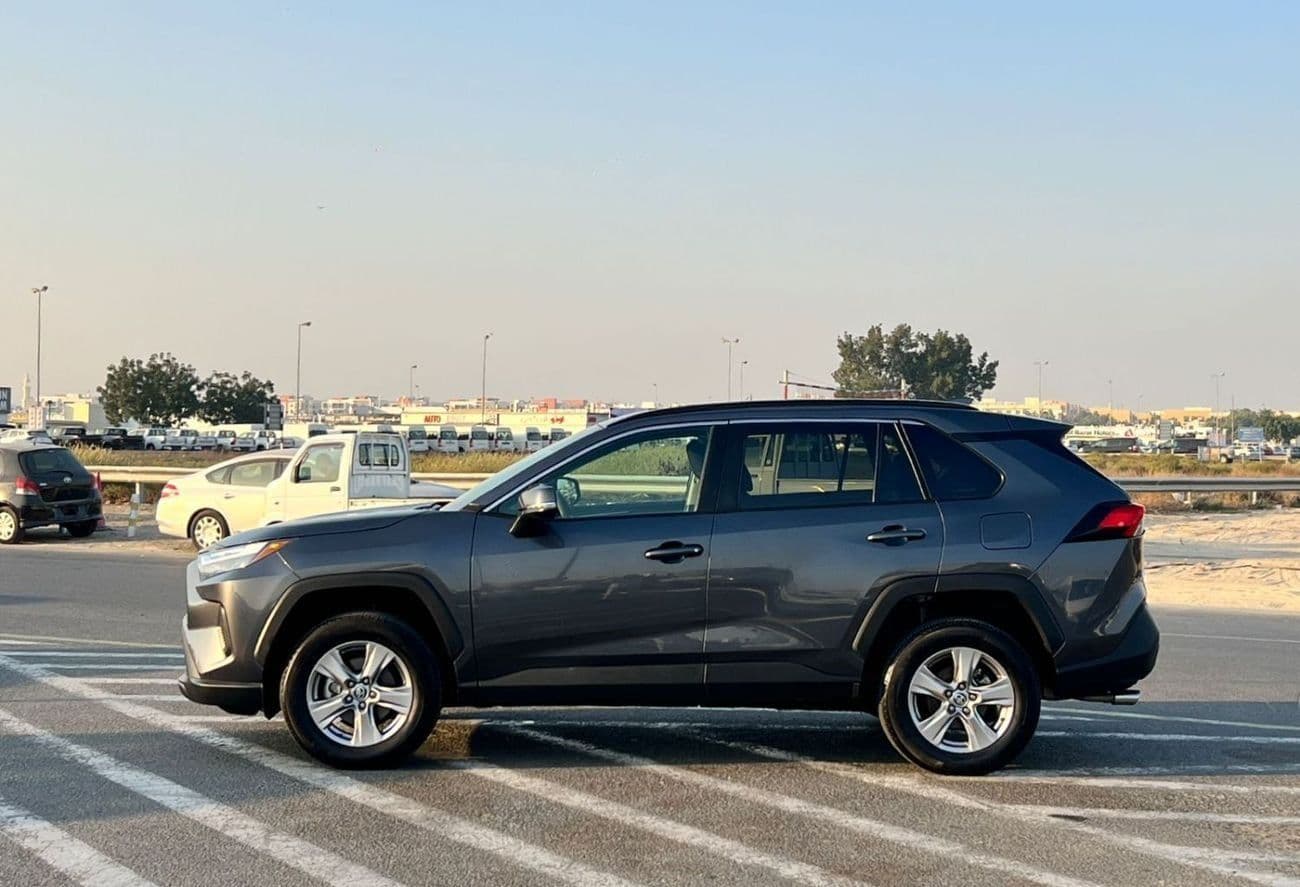 2023 Toyota RAV4 XLE thumbnail 4
